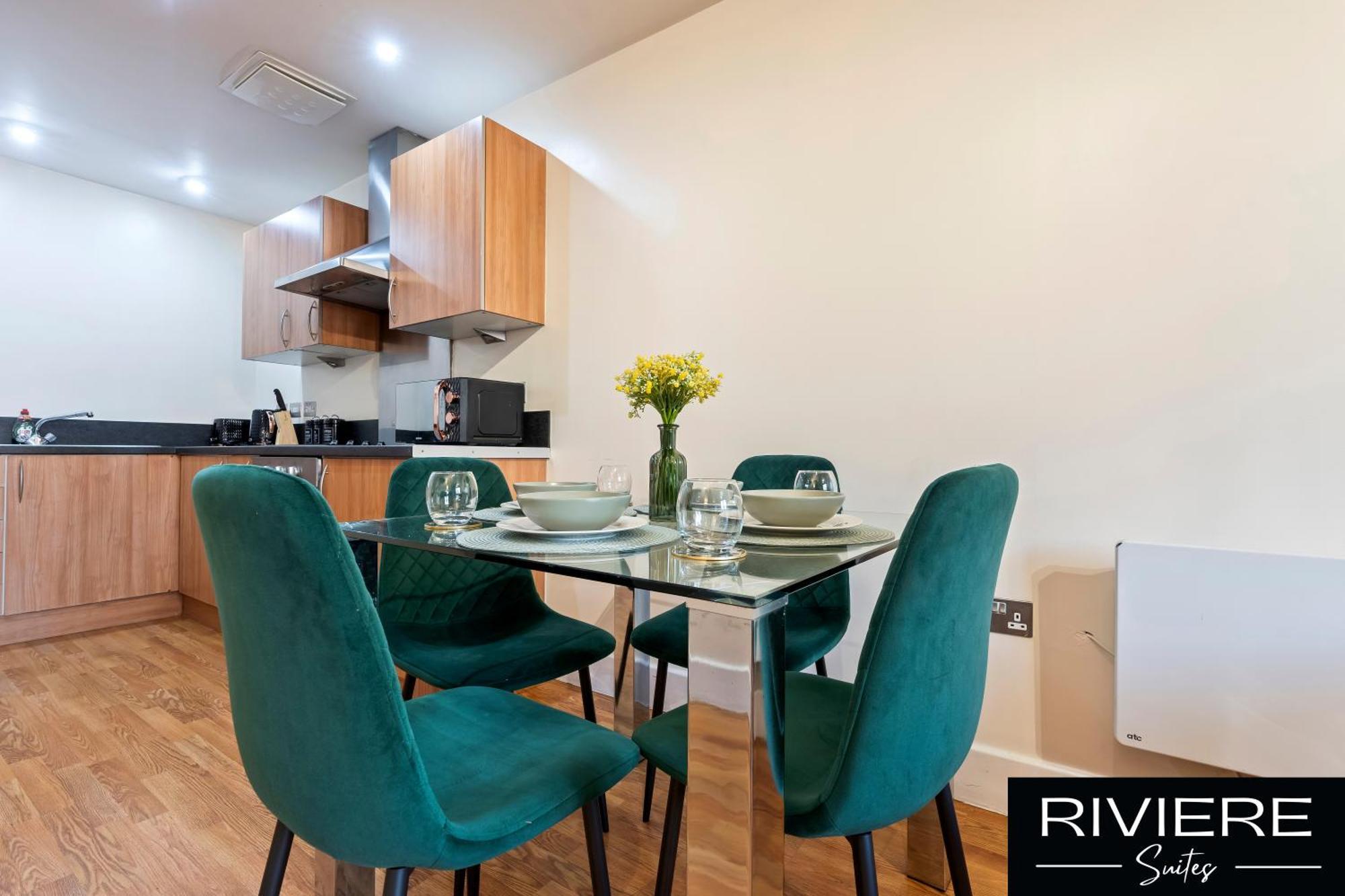 Cosy Apartment-city Centre-parking-sleeps 5 *