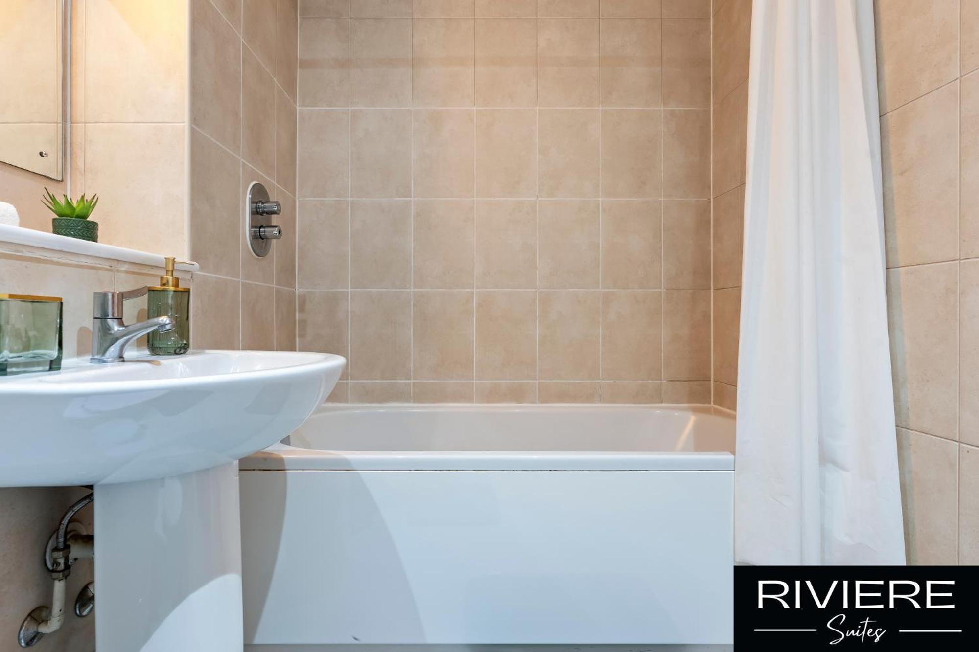 Cosy Apartment-city Centre-parking-sleeps 5 Apartment